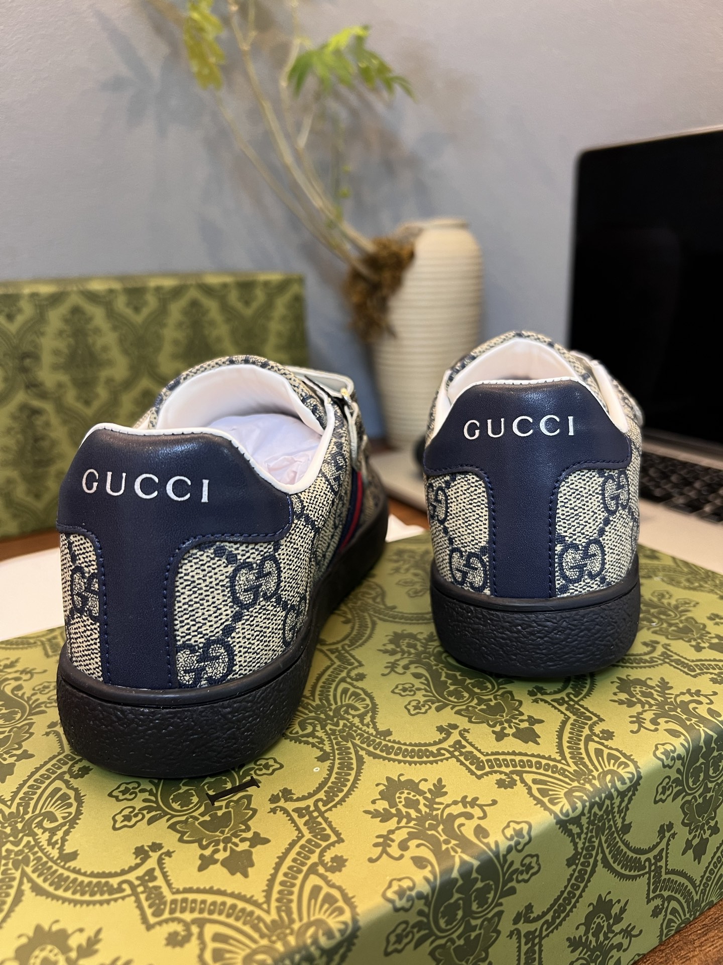 Children's shoes child
